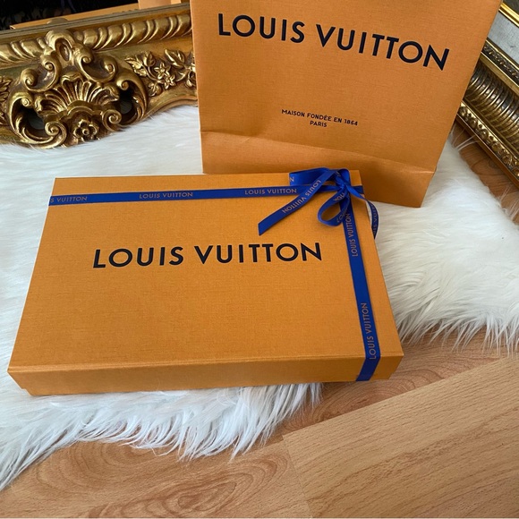 Louis Vuitton Silk Vivienne  and Beyond Bandeau - Picture 4 of 15